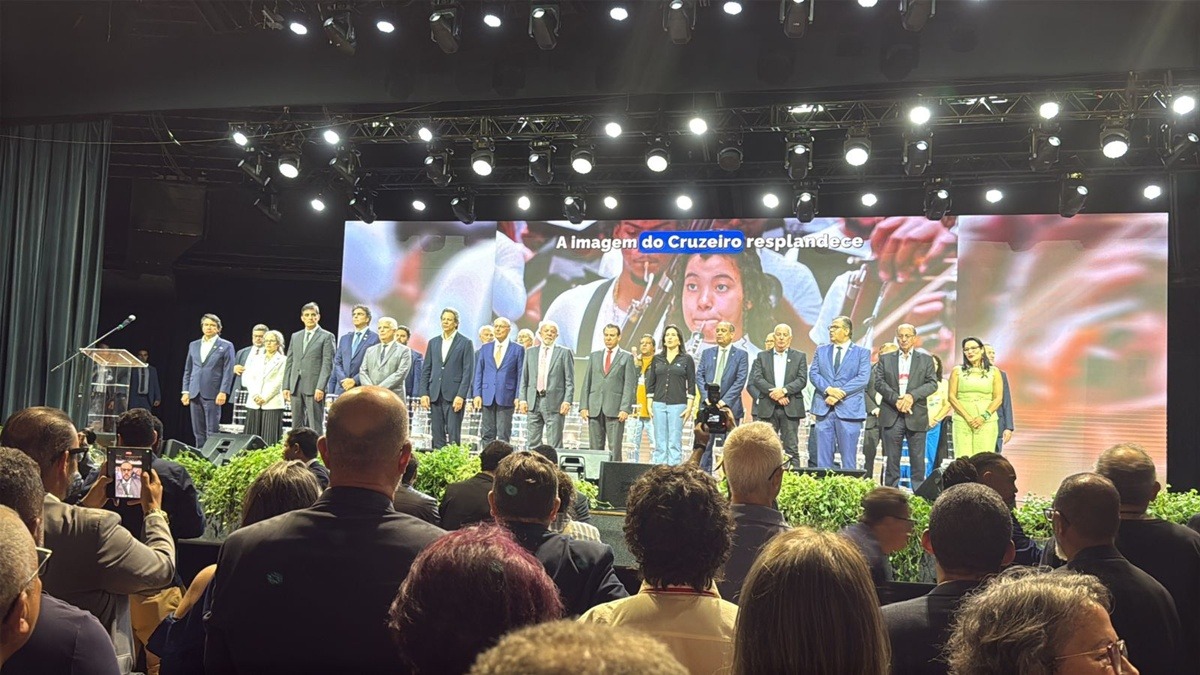 Presidente do Sindicato dos Estivadores de Santos levam pauta do PL 733 ao presidente Lula em conferência em São Paulo
