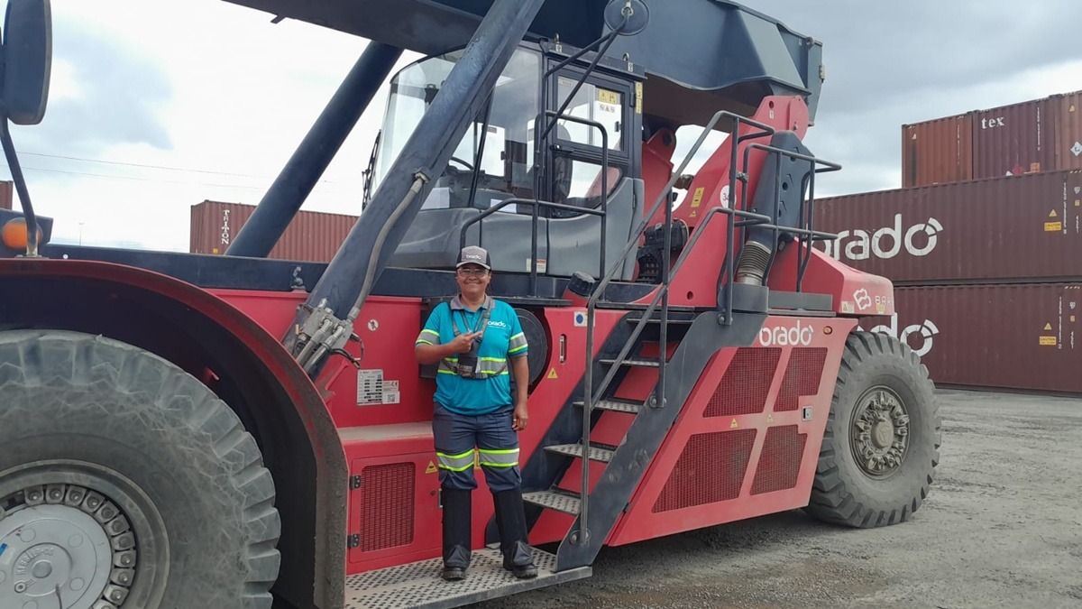 Eu sabia que podia ocupar aquele lugar, mulher realiza sonho de operar equipamento de grande porte na logística