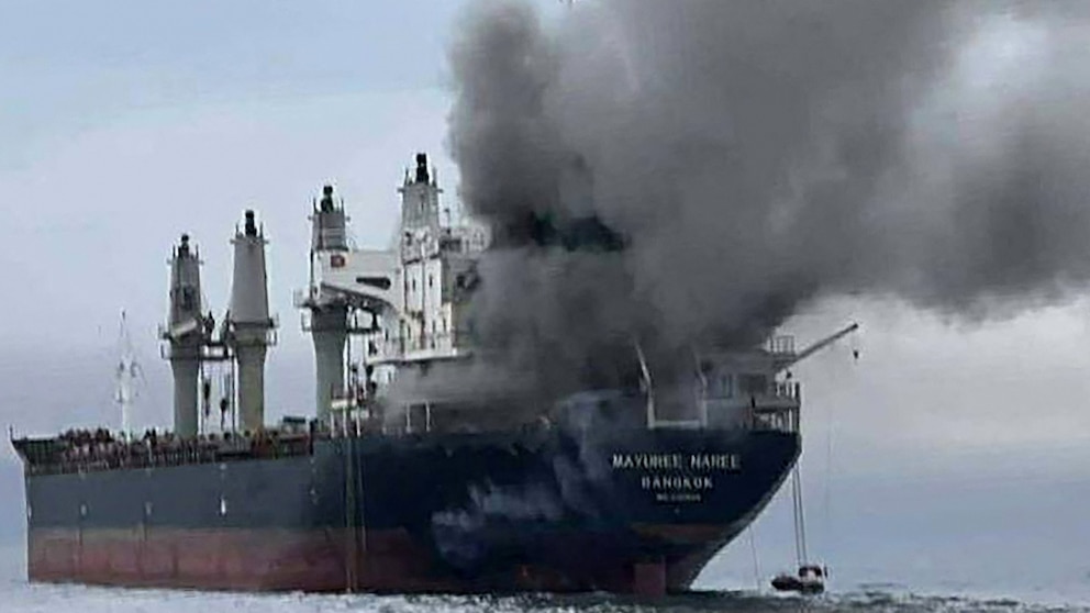 Três navios atacados no Estreito de Ormuz agravam risco para a navegação.