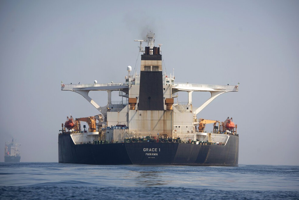 Dois navios indianos atravessam Ormuz.