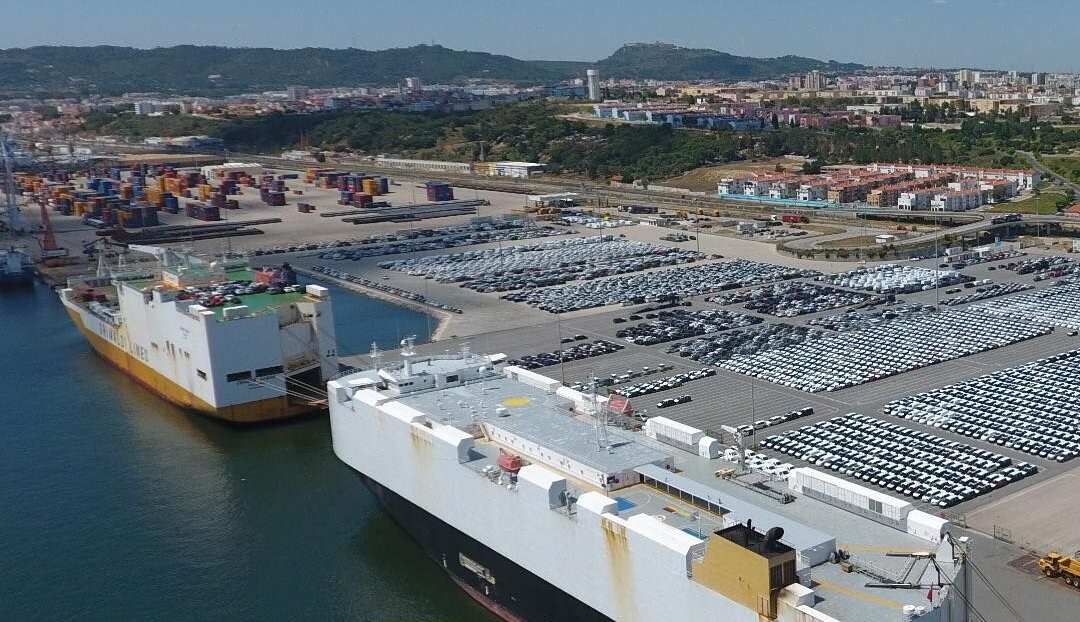 Setúbal reforça posição na logística automóvel com novo recorde diário no terminal Ro-Ro.