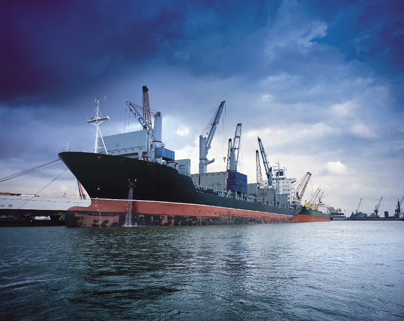 Irã passa a cobrar taxas de navios para a passagem no Estreito de Ormuz