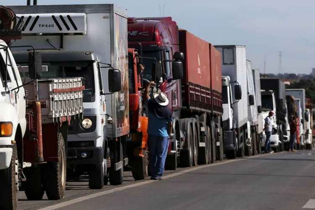 Caminhoneiros anunciam greve no Porto de Santos contra taxa de pátios