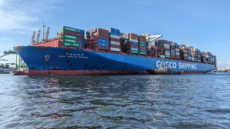 China confirma passagem de três navios por Ormuz e pede cessar fogo no Golfo.