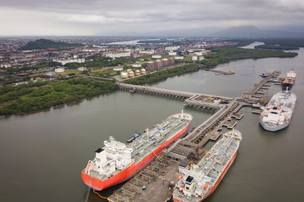 Porto de Santos prioriza atracação de navio com gasolina para mitigar risco de desabastecimento