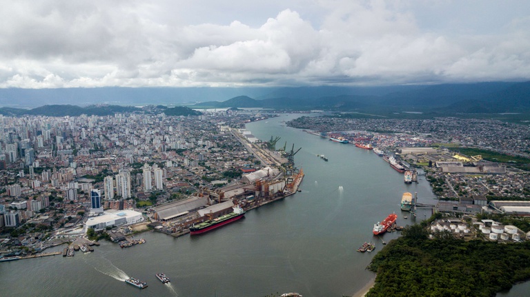 Porto de Santos dá prioridades a navio com combustível para evitar desabastecimento