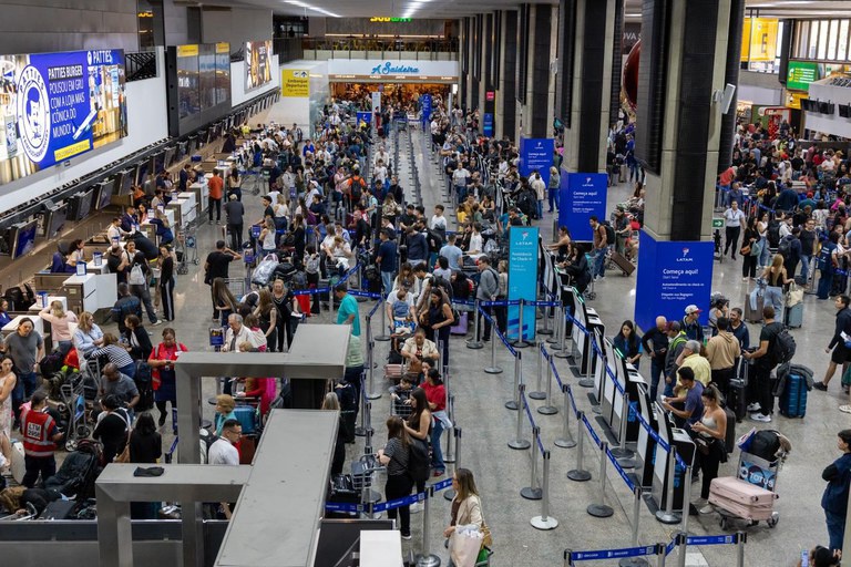 Brasil coloca três aeroportos entre os mais movimentados da América Latina, impulsionados por investimentos recordes no setor