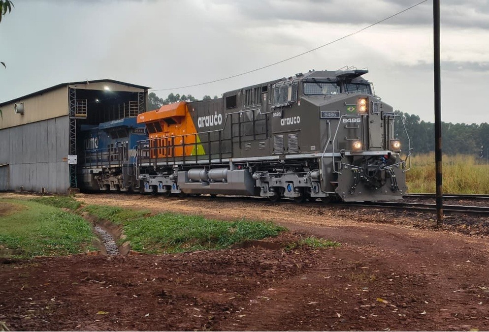 Mais duas locomotivas da Arauco chegam em Chapadão do Sul com carga de grãos