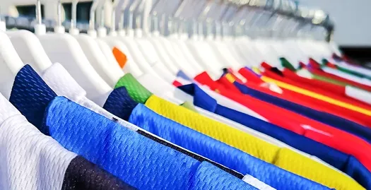 Receita Federal apreende cerca de 120 mil camisas falsas de seleções e clubes no Porto de Santos