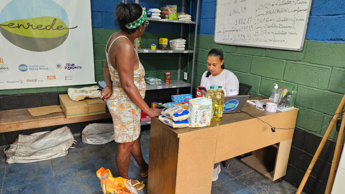 Operação Enrede promove mutirão comunitário, troca de resíduos por alimentos e edição especial da Loja Comunitária em Santos